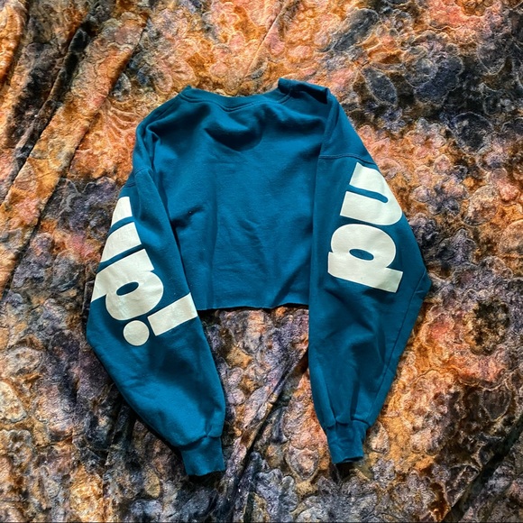 Cropped Crewneck - Picture 2 of 3